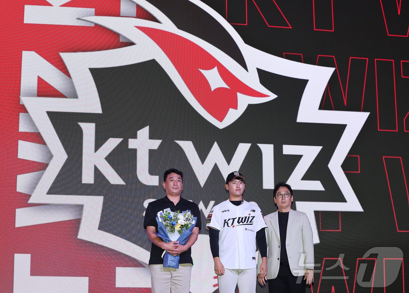 본문 이미지 - 17일 오후 서울 송파구 롯데호텔 월드에서 열린 ‘2026 KBO 신인 드래프트’에서 1라운드 6순위로 kt 위즈에 선발된 박지훈이 아버지와 기념 촬영을 하고 있다. 2025.9.17/뉴스1 ⓒ News1 김진환 기자