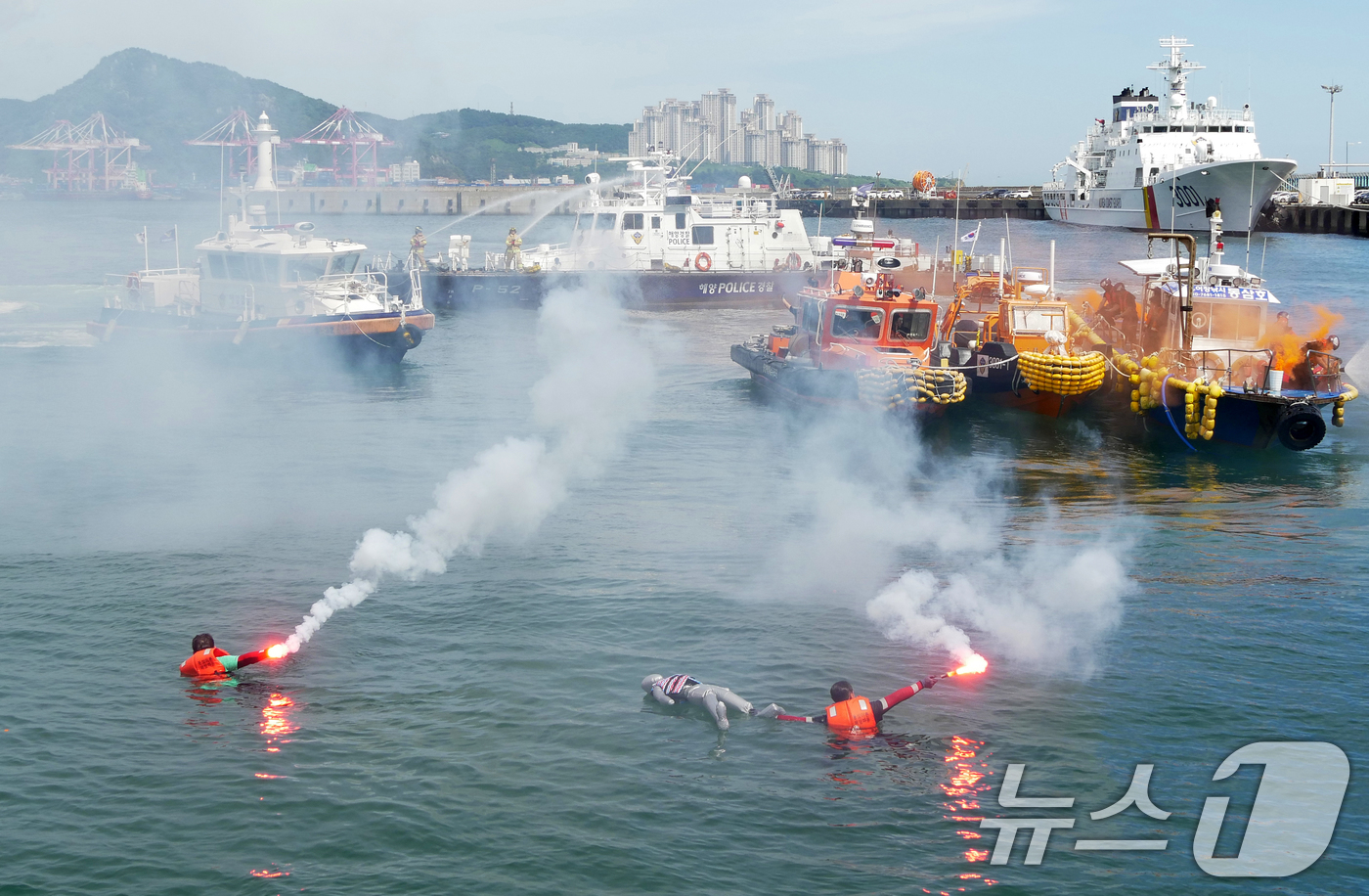 (부산=뉴스1) 윤일지 기자 = 17일 오후 부산 영도구 부산해양경찰서 전용부두 앞 해상에서 낚시어선 사고 대응 훈련이 진행되고 있다.가을철 낚시어선 사고 발생에 대비한 이번 훈련 …