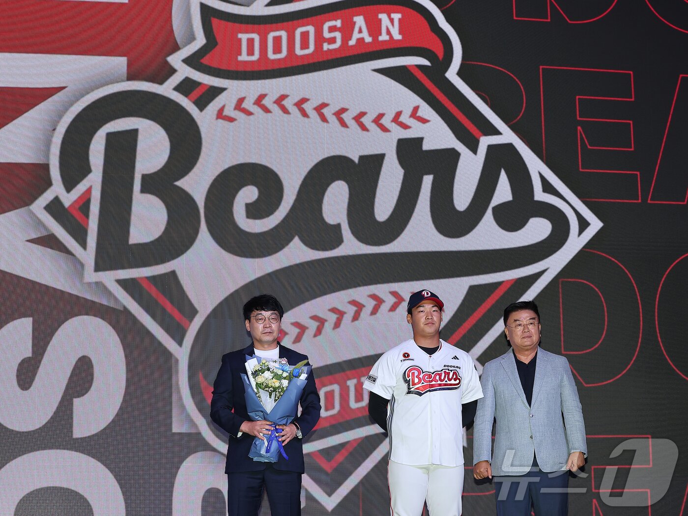 본문 이미지 - 17일 오후 서울 송파구 롯데호텔 월드에서 열린 ‘2026 KBO 신인 드래프트’에서 1라운드 7순위로 두산 베어스에 선발된 김주오가 아버지와 기념 촬영을 하고 있다. 2025.9.17/뉴스1 ⓒ News1 김진환 기자