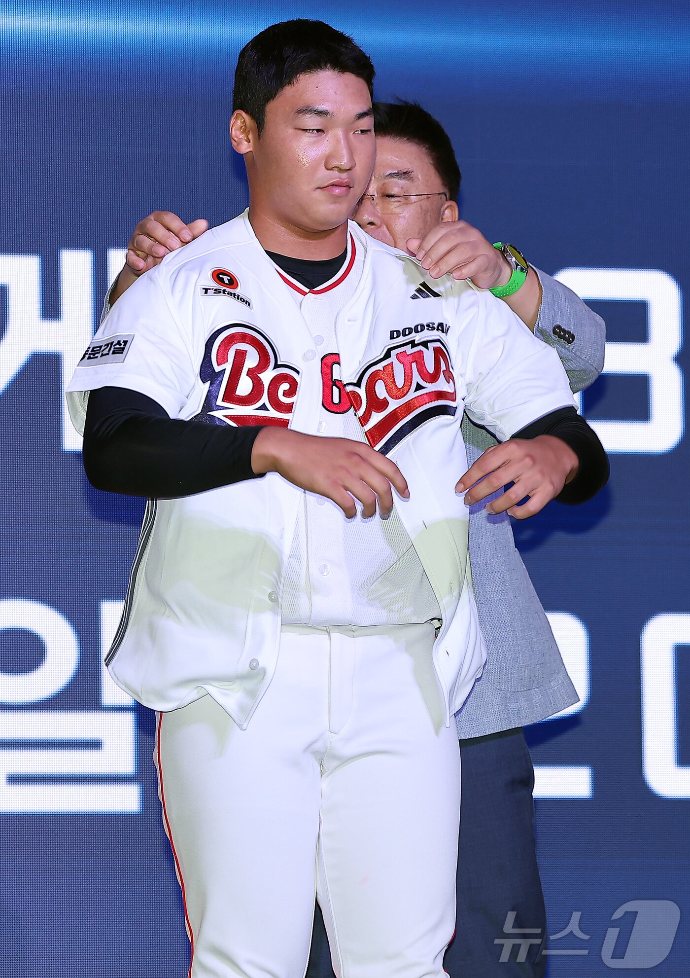 본문 이미지 - 17일 오후 서울 송파구 롯데호텔 월드에서 열린 ‘2026 KBO 신인 드래프트’에서 1라운드 7순위로 두산 베어스에 선발된 김주오가 유니폼을 착용하고 있다. 2025.9.17/뉴스1 ⓒ News1 김진환 기자
