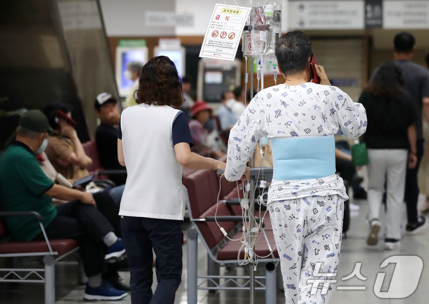 본문 이미지 - 한 대학병원에서 간병인이 환자와 함께 이동하고 있다. /뉴스1 ⓒ News1 공정식 기자