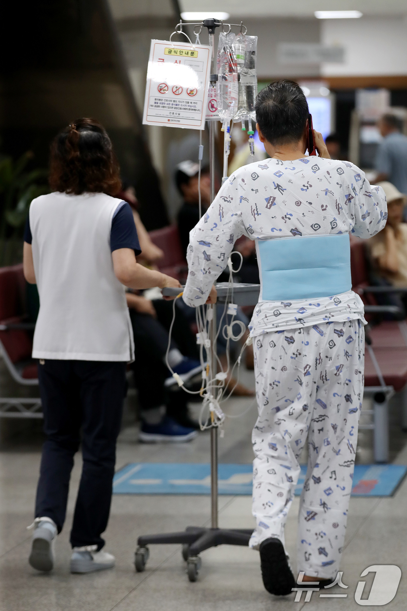 (대구=뉴스1) 공정식 기자 = 경북대학교병원 노조가 서울대·강원대·충북대병원 노조와 함께 공동 파업에 돌입한 17일 대구 중구 경북대병원에서 간병인이 환자와 함께 이동하고 있다. …