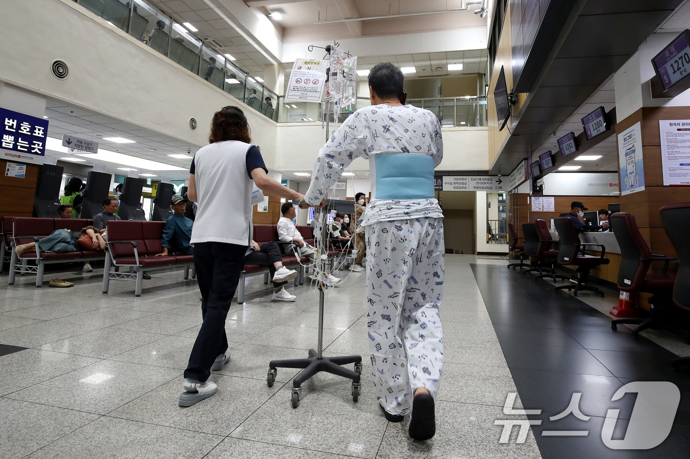 (대구=뉴스1) 공정식 기자 = 경북대학교병원 노조가 서울대·강원대·충북대병원 노조와 함께 공동 파업에 돌입한 17일 대구 중구 경북대병원에서 간병인이 환자와 함께 이동하고 있다. …