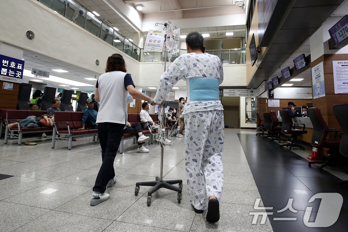 본문 이미지 - 경북대학교병원 노조가 서울대·강원대·충북대병원 노조와 함께 공동 파업에 돌입한 17일 대구 중구 경북대병원에서 간병인이 환자와 함께 이동하고 있다. 2025.9.17/뉴스1 ⓒ News1 공정식 기자