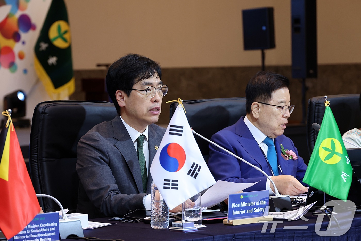 (서울=뉴스1) = 김민재 행정안전부 차관이 17일 경북 경주 라한호텔에서 열린 2025 새마을글로벌협력국 장관회의 및 지구촌새마을지도자대회에서 모두 발언을 하고 있다. (행정안전 …