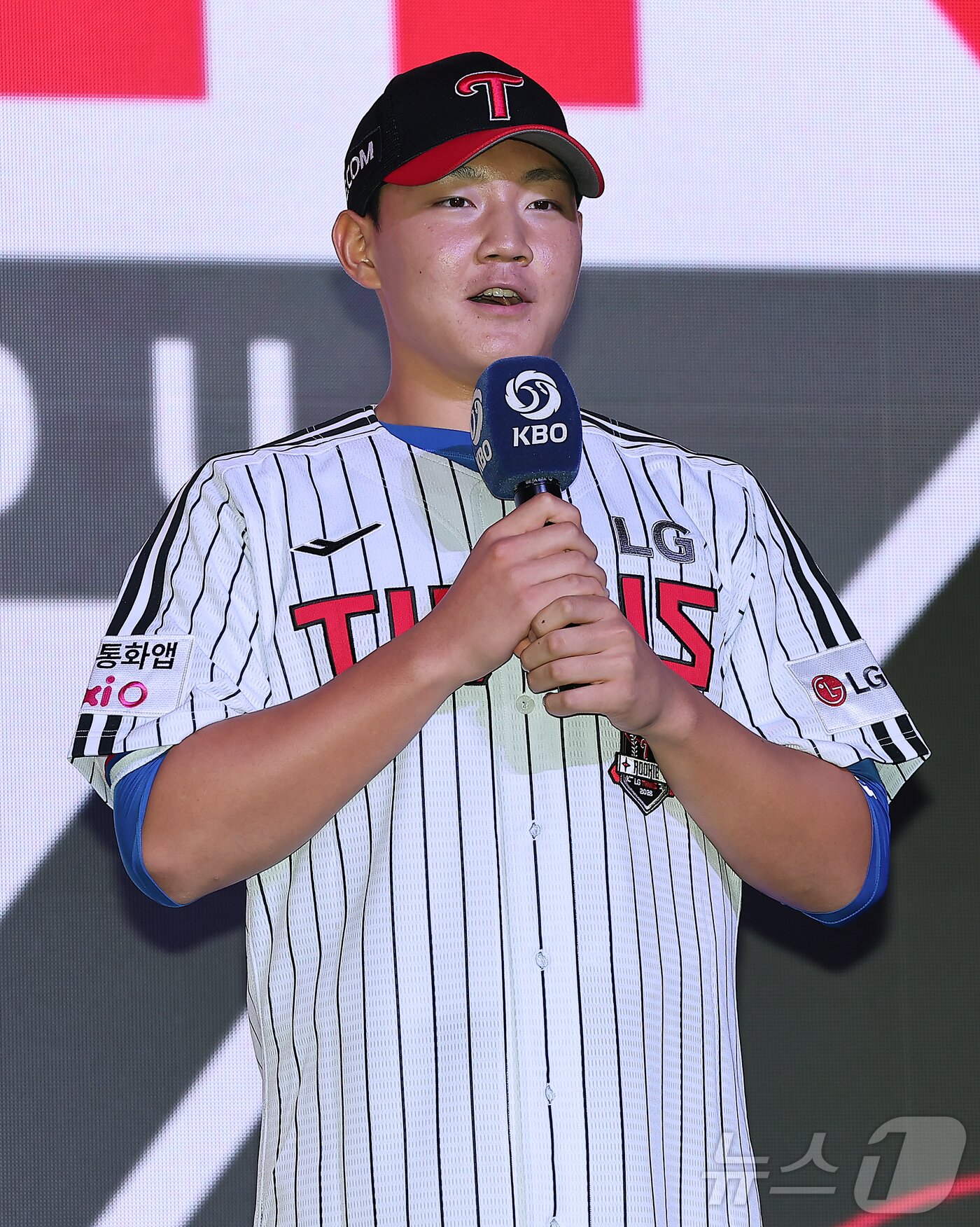 본문 이미지 - 17일 오후 서울 송파구 롯데호텔 월드에서 열린 ‘2026 KBO 신인 드래프트’에서 1라운드 8순위로 LG 트윈스에 선발된 양우진이 소감을 말하고 있다. 2025.9.17/뉴스1 ⓒ News1 김진환 기자