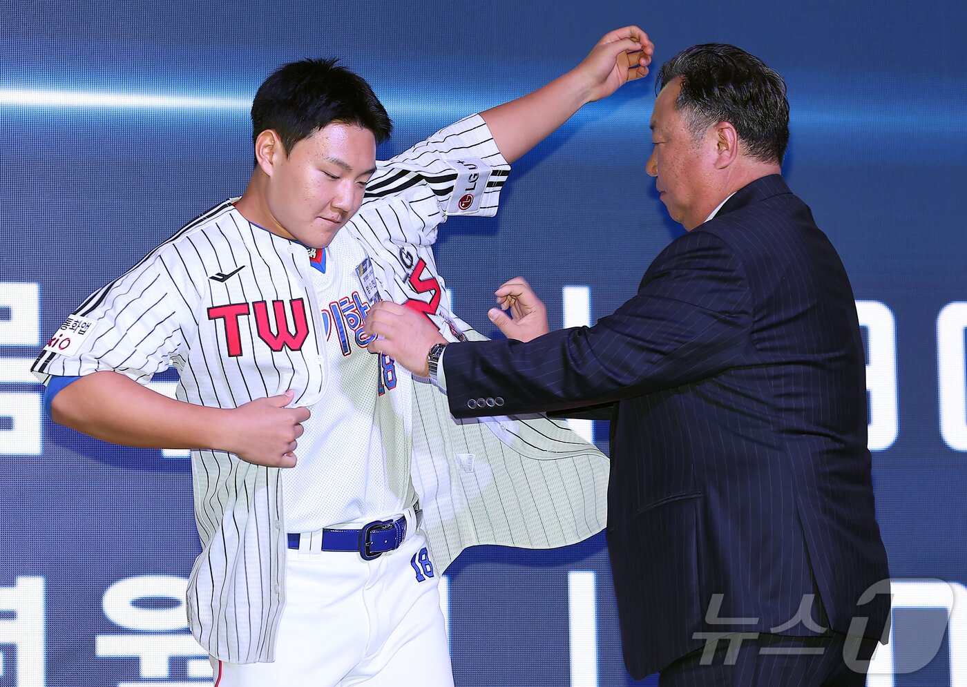 본문 이미지 - 17일 오후 서울 송파구 롯데호텔 월드에서 열린 ‘2026 KBO 신인 드래프트’에서 1라운드 8순위로 LG 트윈스에 선발된 양우진이 유니폼을 착용하고 있다. 2025.9.17/뉴스1 ⓒ News1 김진환 기자