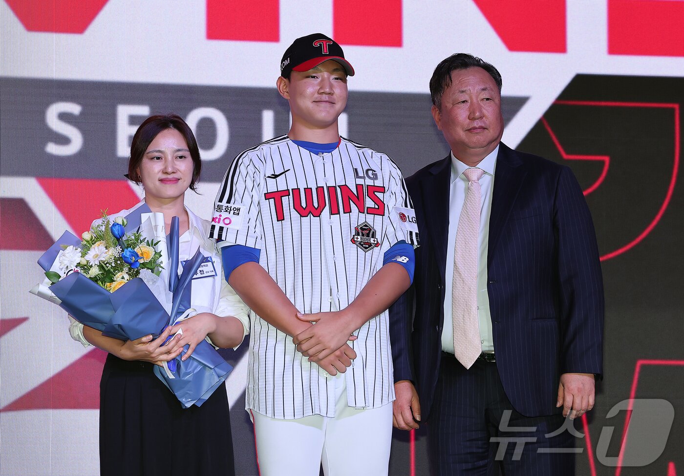 본문 이미지 - 17일 오후 서울 송파구 롯데호텔 월드에서 열린 ‘2026 KBO 신인 드래프트’에서 1라운드 8순위로 LG 트윈스에 선발된 양우진이 어머니와 기념 촬영을 하고 있다. 2025.9.17/뉴스1 ⓒ News1 김진환 기자