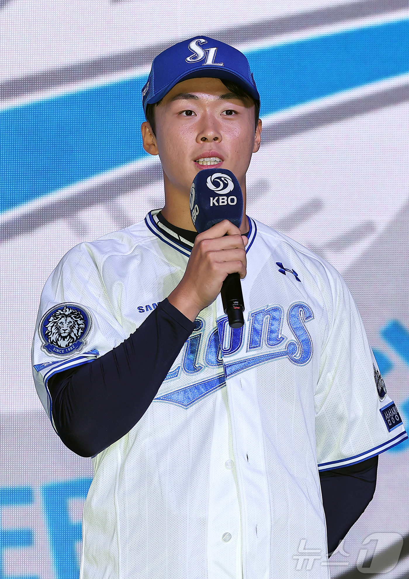 (서울=뉴스1) 김진환 기자 = 17일 오후 서울 송파구 롯데호텔 월드에서 열린 ‘2026 KBO 신인 드래프트’에서 1라운드 9순위로 삼성 라이온즈에 선발된 이호범이 소감을 말하 …