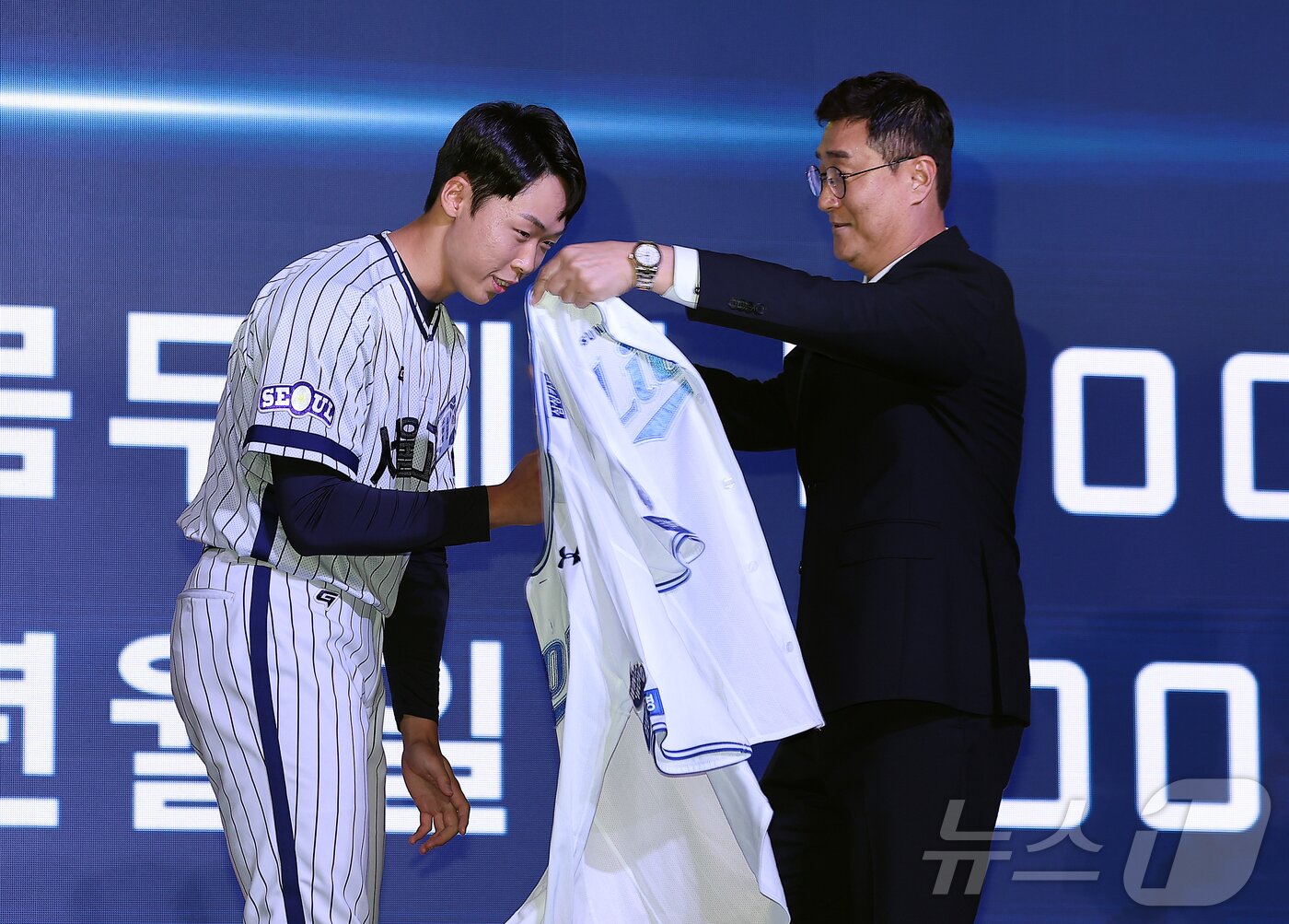 본문 이미지 - 17일 오후 서울 송파구 롯데호텔 월드에서 열린 ‘2026 KBO 신인 드래프트’에서 1라운드 9순위로 삼성 라이온즈에 선발된 이호범이 유니폼을 착용하고 있다. 2025.9.17/뉴스1 ⓒ News1 김진환 기자