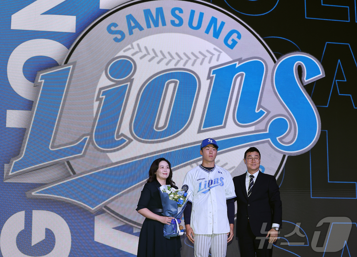 (서울=뉴스1) 김진환 기자 = 17일 오후 서울 송파구 롯데호텔 월드에서 열린 ‘2026 KBO 신인 드래프트’에서 1라운드 9순위로 삼성 라이온즈에 선발된 이호범이 어머니와 기 …