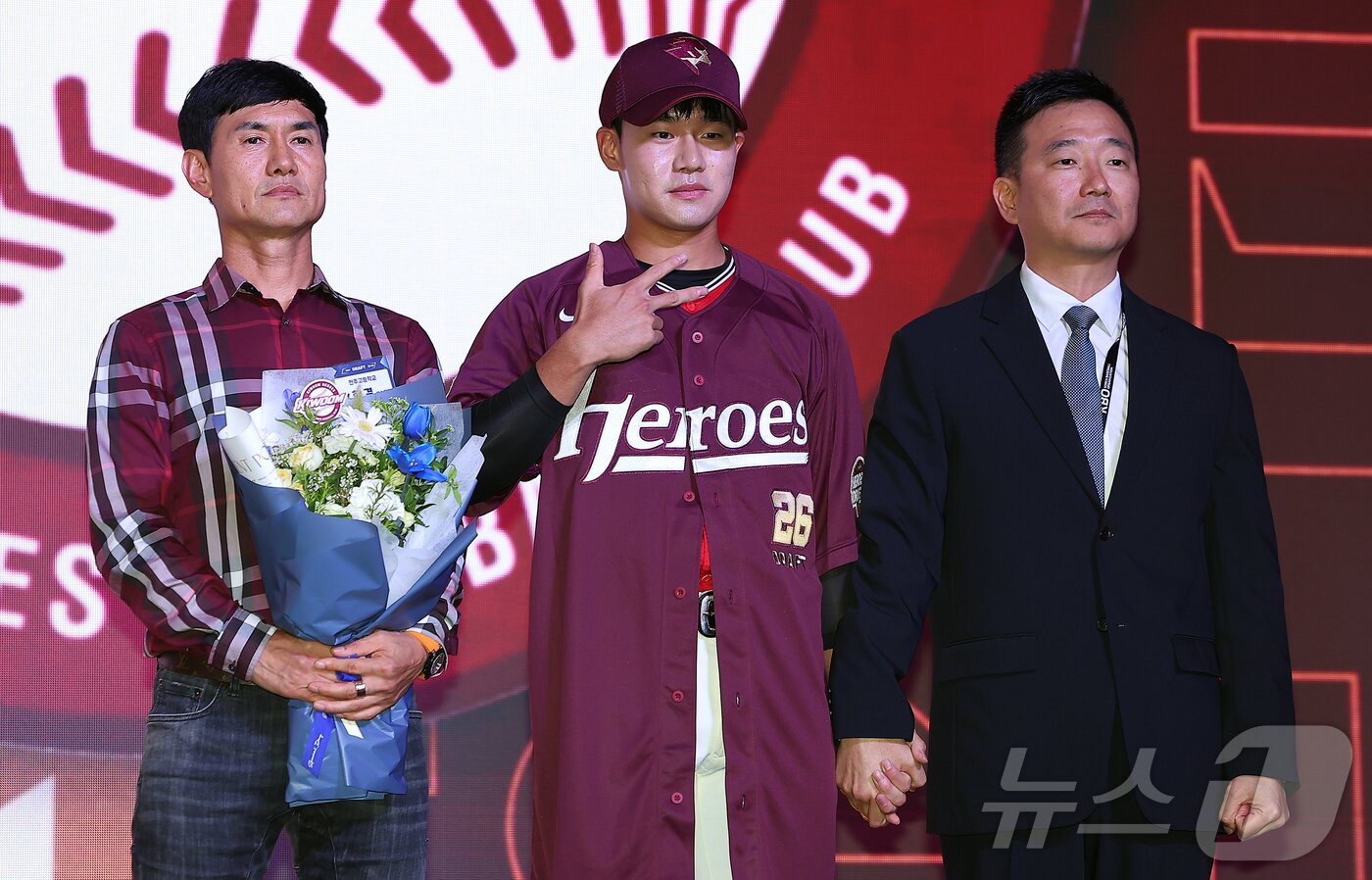 본문 이미지 - 17일 오후 서울 송파구 롯데호텔 월드에서 열린 ‘2026 KBO 신인 드래프트’에서 1라운드 10순위로 키움 히어로즈에 선발된 박한결이 아버지와 기념 촬영을 하고 있다. 2025.9.17/뉴스1 ⓒ News1 김진환 기자