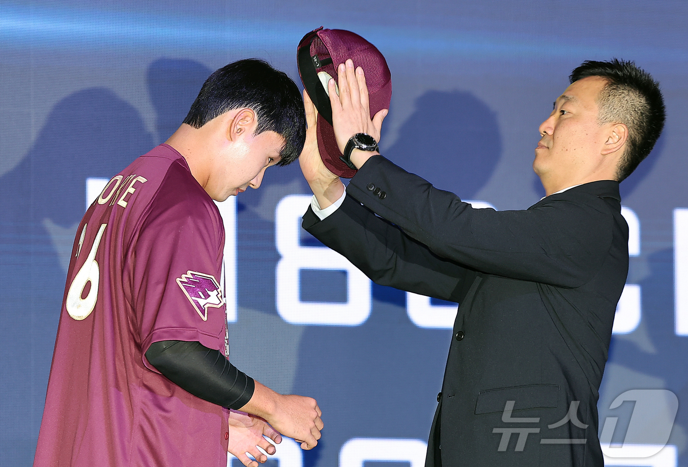 (서울=뉴스1) 김진환 기자 = 17일 오후 서울 송파구 롯데호텔 월드에서 열린 ‘2026 KBO 신인 드래프트’에서 1라운드 10순위로 키움 히어로즈에 선발된 박한결이 모자를 쓰 …