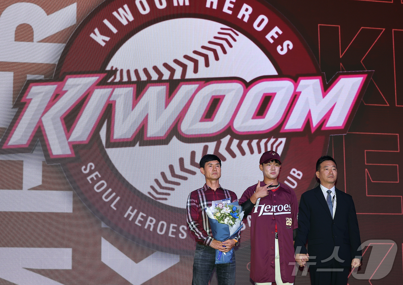(서울=뉴스1) 김진환 기자 = 17일 오후 서울 송파구 롯데호텔 월드에서 열린 ‘2026 KBO 신인 드래프트’에서 1라운드 10순위로 키움 히어로즈에 선발된 박한결이 아버지와 …