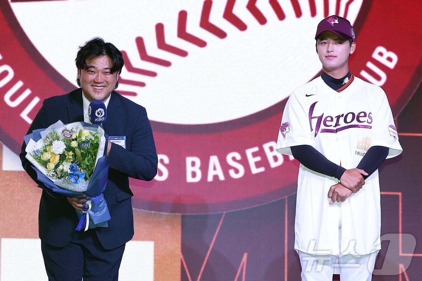 본문 이미지 - 17일 오후 서울 송파구 롯데호텔 월드에서 열린 ‘2026 KBO 신인 드래프트’에서 1라운드 1순위로 키움 히어로즈에 선발된 박준현의 아버지 박석민 전 코치가 소감을 말하고 있다. 2025.9.17/뉴스1 ⓒ News1 김진환 기자
