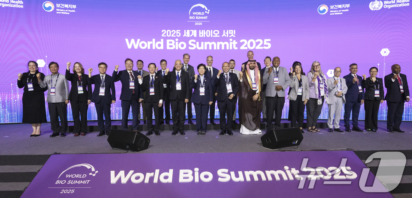 (서울=뉴스1) = 정은경 보건복지부 장관이 17일 복지부와 세계보건기구(WHO)가 서울 중구 신라호텔에서 개최한 '2025 세계 바이오 서밋'에 참석해 주요 참석자들과 함께 기념 …