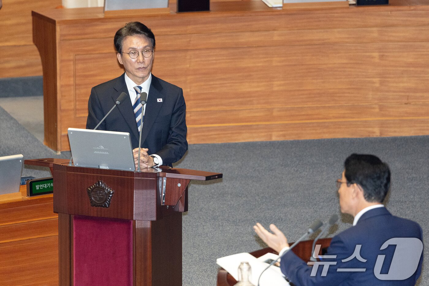 본문 이미지 - 김민석 국무총리가 지난해 9월 17일 서울 여의도 국회에서 열린 제429회 국회(정기회) 제7차 본회의 경제에 관한 대정부 질문을 듣고 있다. 2025.9.17 ⓒ 뉴스1 이승배 기자