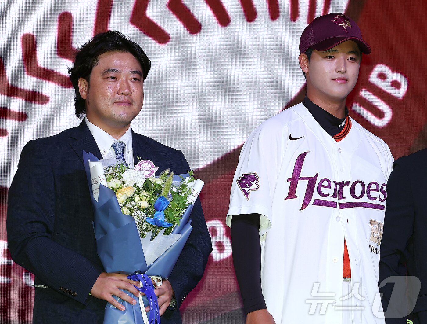 본문 이미지 - 17일 오후 서울 송파구 롯데호텔 월드에서 열린 ‘2026 KBO 신인 드래프트’에서 1라운드 1순위로 키움 히어로즈에 선발된 박준현이 아버지 박석민 전 코치와 기념 촬영을 하고 있다. 2025.9.17/뉴스1 ⓒ News1 김진환 기자