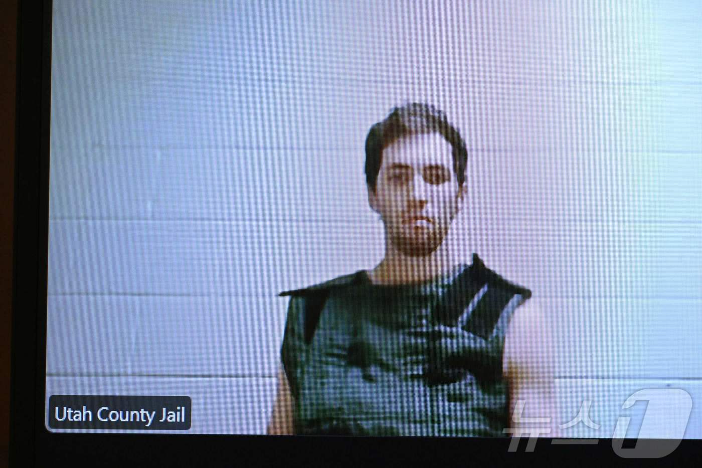 (프로보 AFP=뉴스1) 김경민 기자 = 보수 청년 활동가인 찰리 커크를 살해한 혐의를 받는 타일러 로빈슨이 16일(현지시간) 감옥에서 원격으로 법정에 출두하고 있다. 2025.9 …