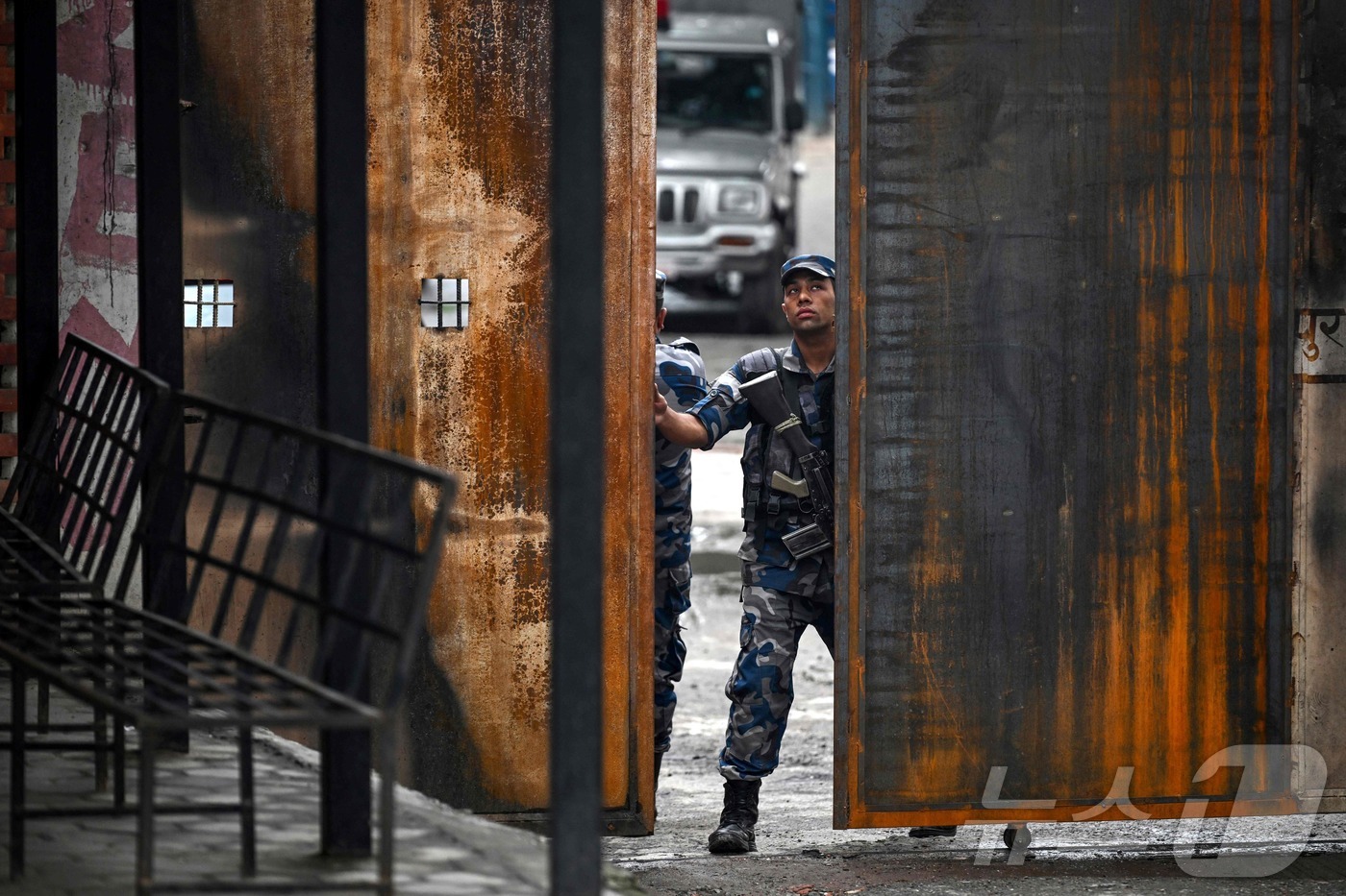 (카트만두 AFP=뉴스1) 권영미 기자 = 16일 네팔 카트만두의 나쿠 교도소에서 한 경비 요원이 불에 탄 정문을 닫고 있다. 지난주 시위로 네팔 정부가 붕괴되면서 네팔 전역의 2 …