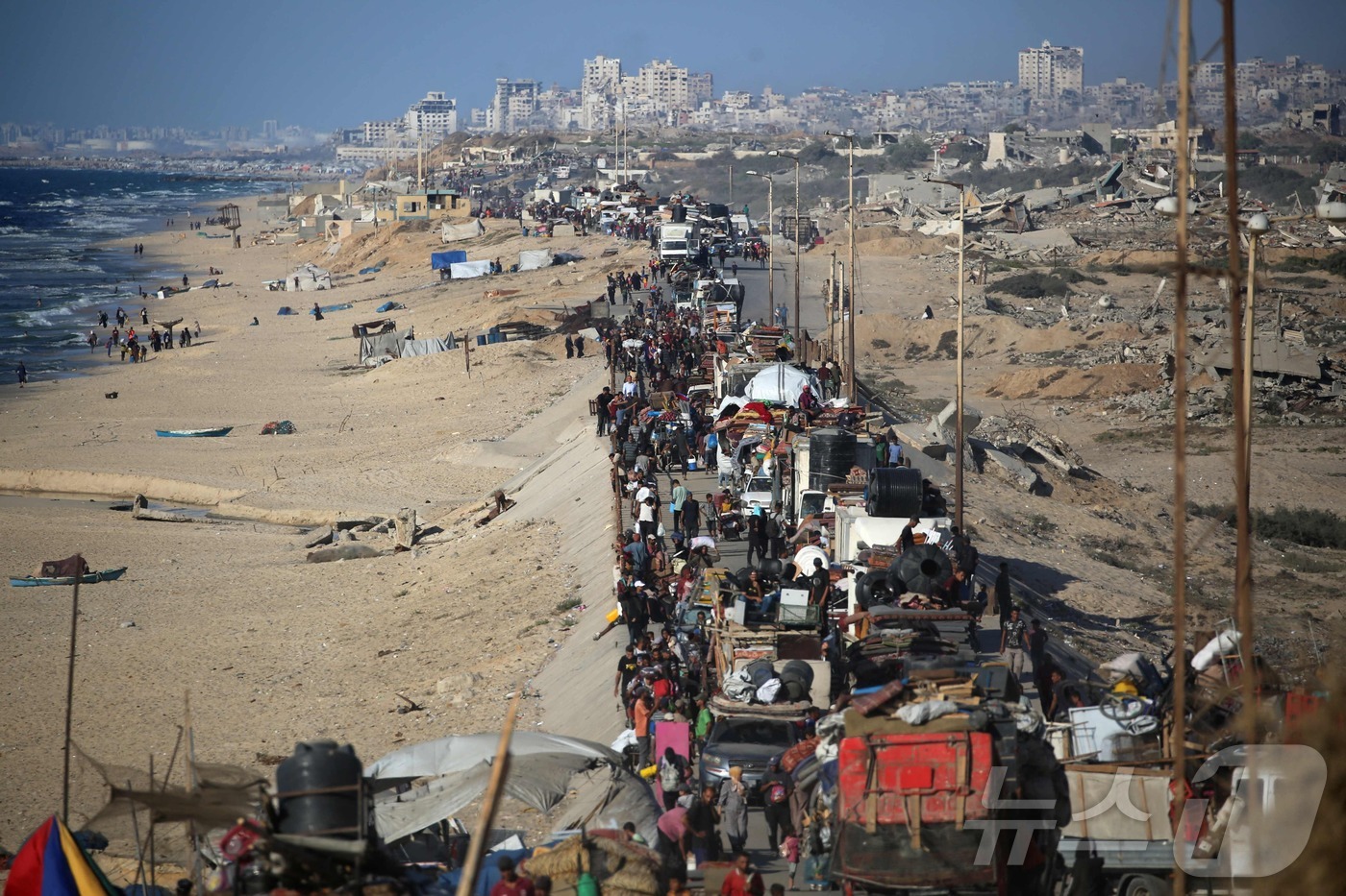 (누세이라트 AFP=뉴스1) 김경민 기자 = 이스라엘이 가자지구에 대피 명령을 내리자 팔레스타인인들이 16일(현지시간) 가자지구 중부 누세이라트 난민 캠프 지역의 도로를 따라 남쪽 …