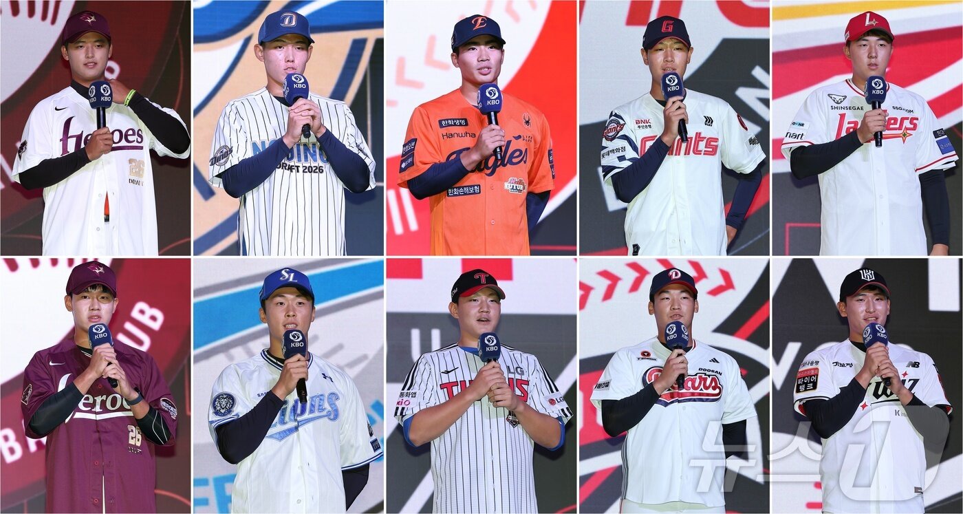 본문 이미지 - 17일 오후 서울 송파구 롯데호텔 월드에서 열린 ‘2026 KBO 신인 드래프트’에서 1라운드에 선발된 선수들이 소감을 말하고 있다. 사진 왼쪽 위 시계방향으로 1순위 키움 히어로즈 북일고 박준현, 2순위 NC 다이노스 유신고 신재인, 3순위 한화 이글스 유신고 오재원, 4순위 롯데 자이언츠 동신고 신동건, 5순위 SSG 랜더스 대구고 김민준, 6순위 kt 위즈 전주고 박지훈, 7순위 두산 베어스 마산 용마고 김주오, 8순위 LG 트윈스 경기 항공고 양우진, 9순위 삼성 라이온즈 서울고 이호범, 10순위 키움 히어로즈 전주고 박한결. 2025.9.17/뉴스1 ⓒ News1 김진환 기자