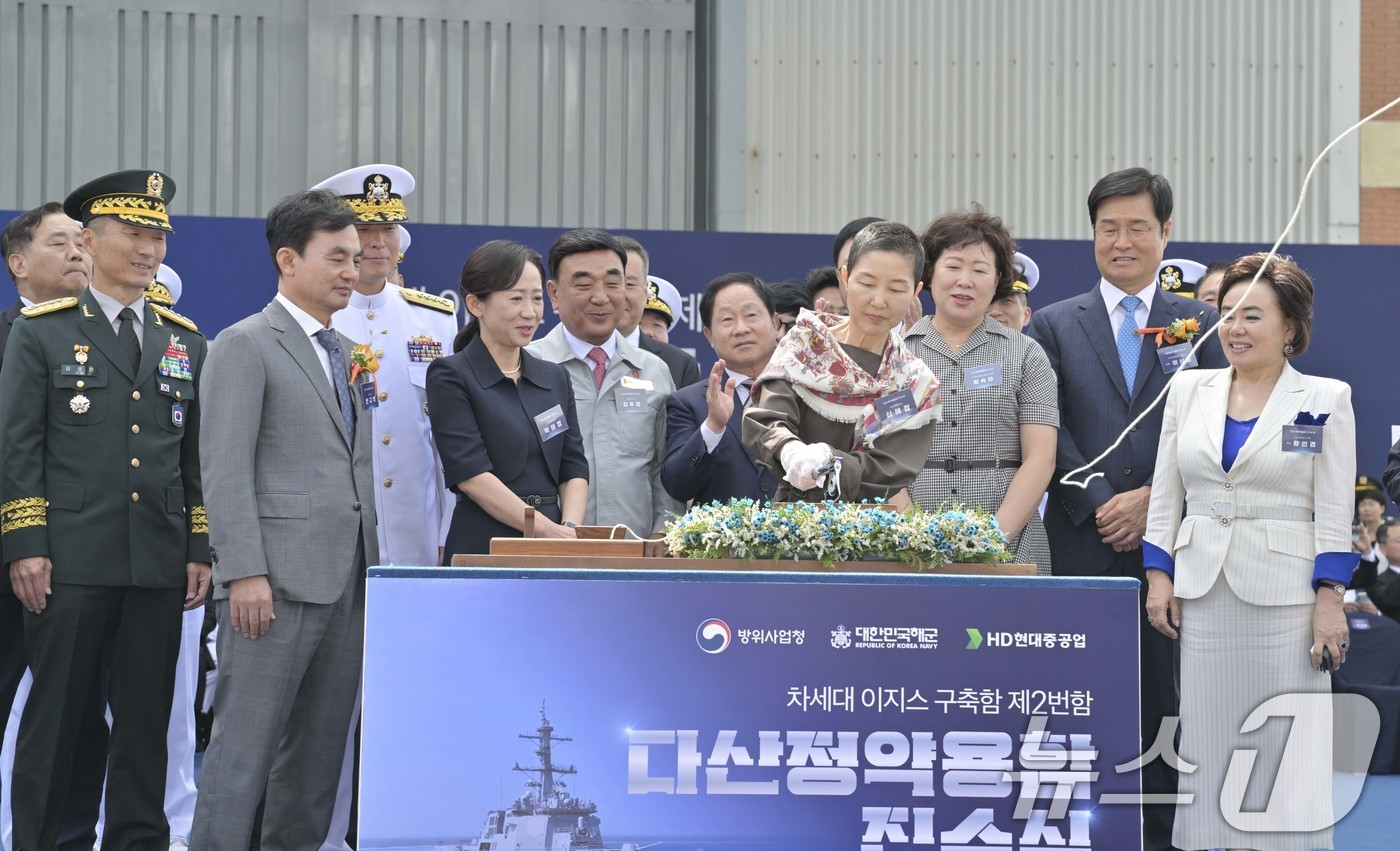 (서울=뉴스1) = 17일 울산 HD현대중공업에서 열린 광개토-III Batch-II 2번함 '다산정약용함' 진수식에서 안규백 국방부장관의 부인 심혜정 여사가 다산정약용함에 연결된 …