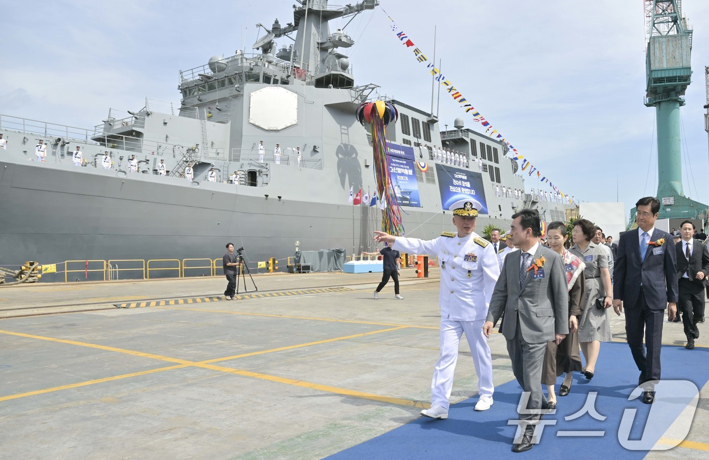 (서울=뉴스1) = 17일 울산 HD현대중공업에서 열린 광개토-III Batch-II 2번함 '다산정약용함' 진수식에서 안규백 국방부장관이 강동길 해군참모총장의 설명을 들으며 다산 …
