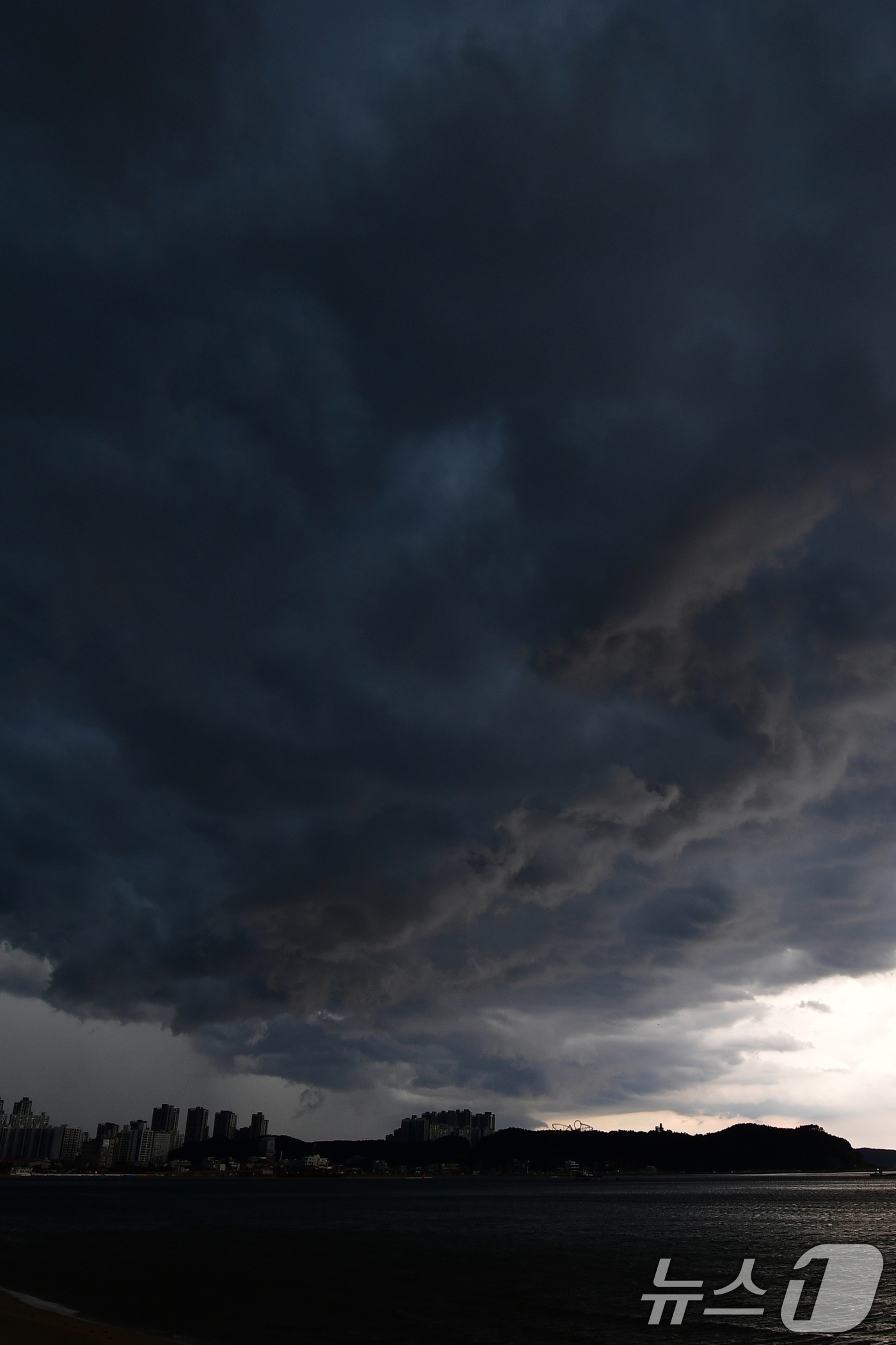 (포항=뉴스1) 최창호 기자 = 17일 오후 경북 포항시 북구 영일대해수욕장 상공 위로 먹구름이 몰려오고 있다. 2025.9.17/뉴스1