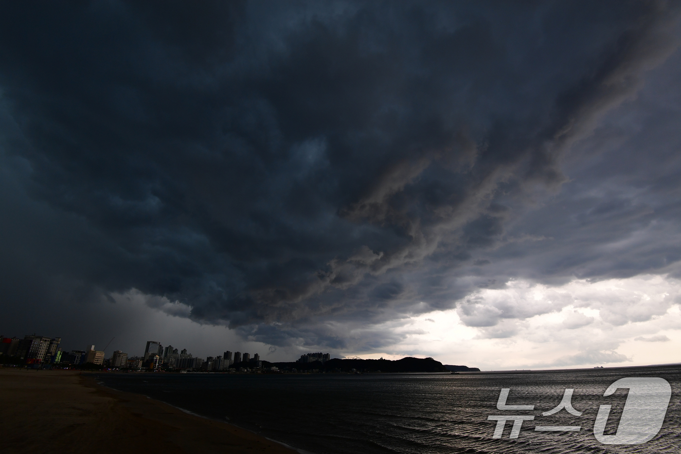 (포항=뉴스1) 최창호 기자 = 17일 오후 경북 포항시 북구 영일대해수욕장 상공 위로 먹구름이 몰려오고 있다.  2025.9.17/뉴스1