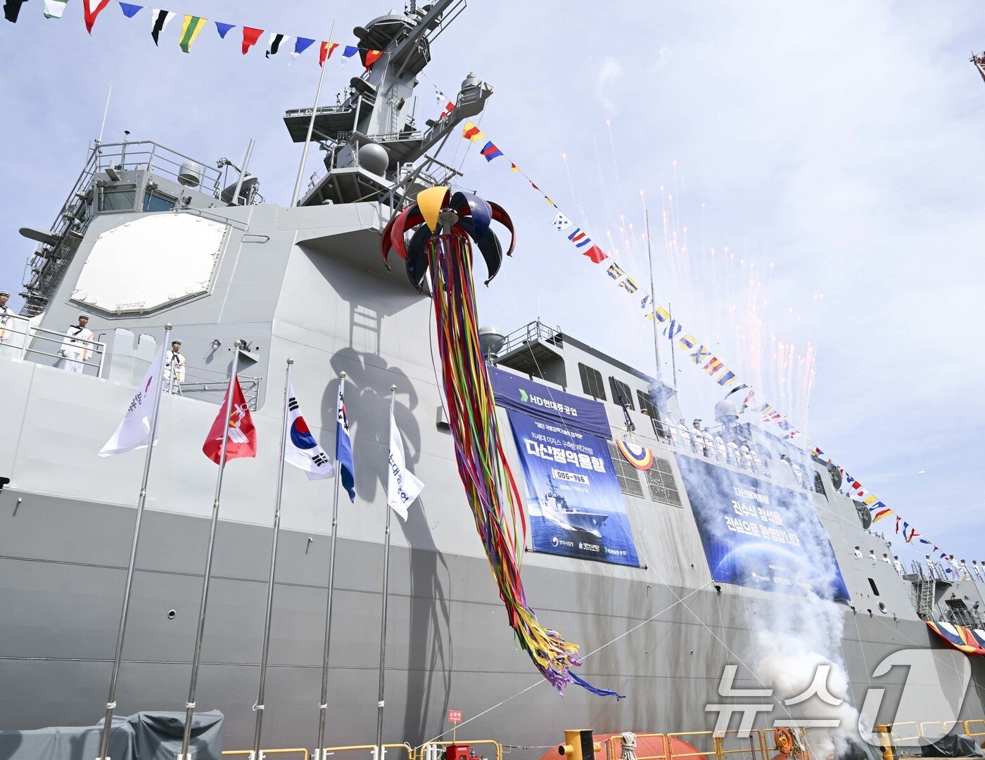 본문 이미지 - 지난 9월 17일 울산 HD현대중공업에서 열린 광개토-III Batch-II 2번함 &#39;다산정약용함&#39; 진수식에서 함 진수를 축하하는 박이 터지고 있다. &#40;해군 제공. 재판매 및 DB 금지&#41; 2025.9.17/뉴스1