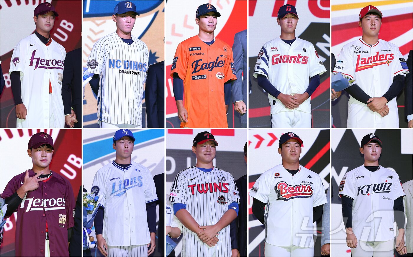 본문 이미지 - 17일 오후 서울 송파구 롯데호텔 월드에서 열린 ‘2026 KBO 신인 드래프트’에서 1라운드에 선발된 선수들이 기념 촬영을 하고 있다. 사진 왼쪽 위 시계방향으로 1순위 키움 히어로즈 북일고 박준형, 2순위 NC 다이노스 유신고 신재인, 3순위 한화 이글스 유신고 오재원, 4순위 롯데 자이언츠 동신고 신동건, 5순위 SSG 랜더스 대구고 김민준, 6순위 kt 위즈 전주고 박지훈, 7순위 두산 베어스 마산 용마고 김주오, 8순위 LG 트윈스 경기 항공고 양우진, 9순위 삼성 라이온즈 서울고 이호범, 10순위 키움 히어로즈 전주고 박한결. 2025.9.17/뉴스1 ⓒ News1 김진환 기자
