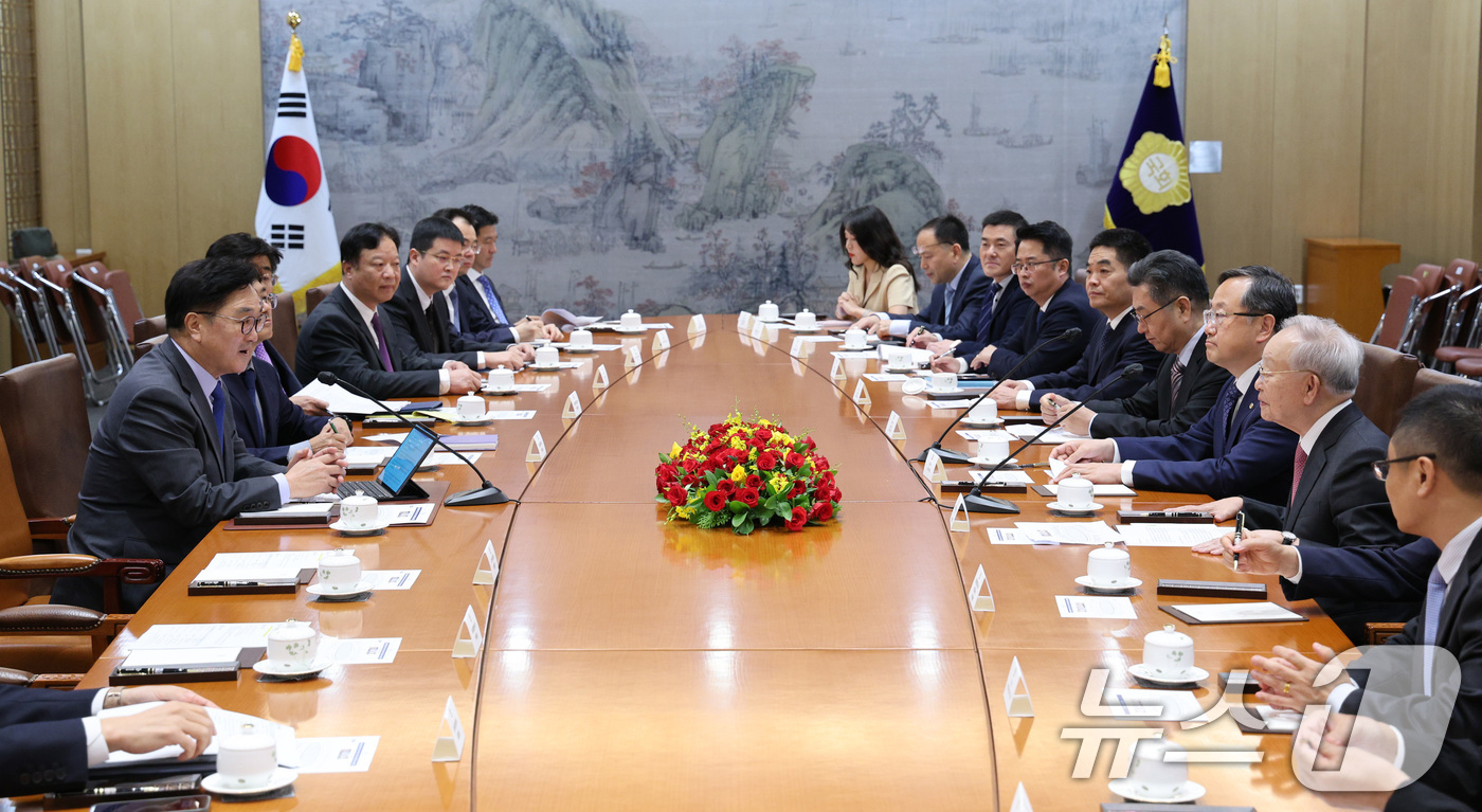 (서울=뉴스1) 신웅수 기자 = 우원식 국회의장이 17일 오후 서울 여의도 국회에서 한중경영자회의 참석차 방한한 중국 기업인들을 접견하고 있다. 2025.9.17/뉴스1