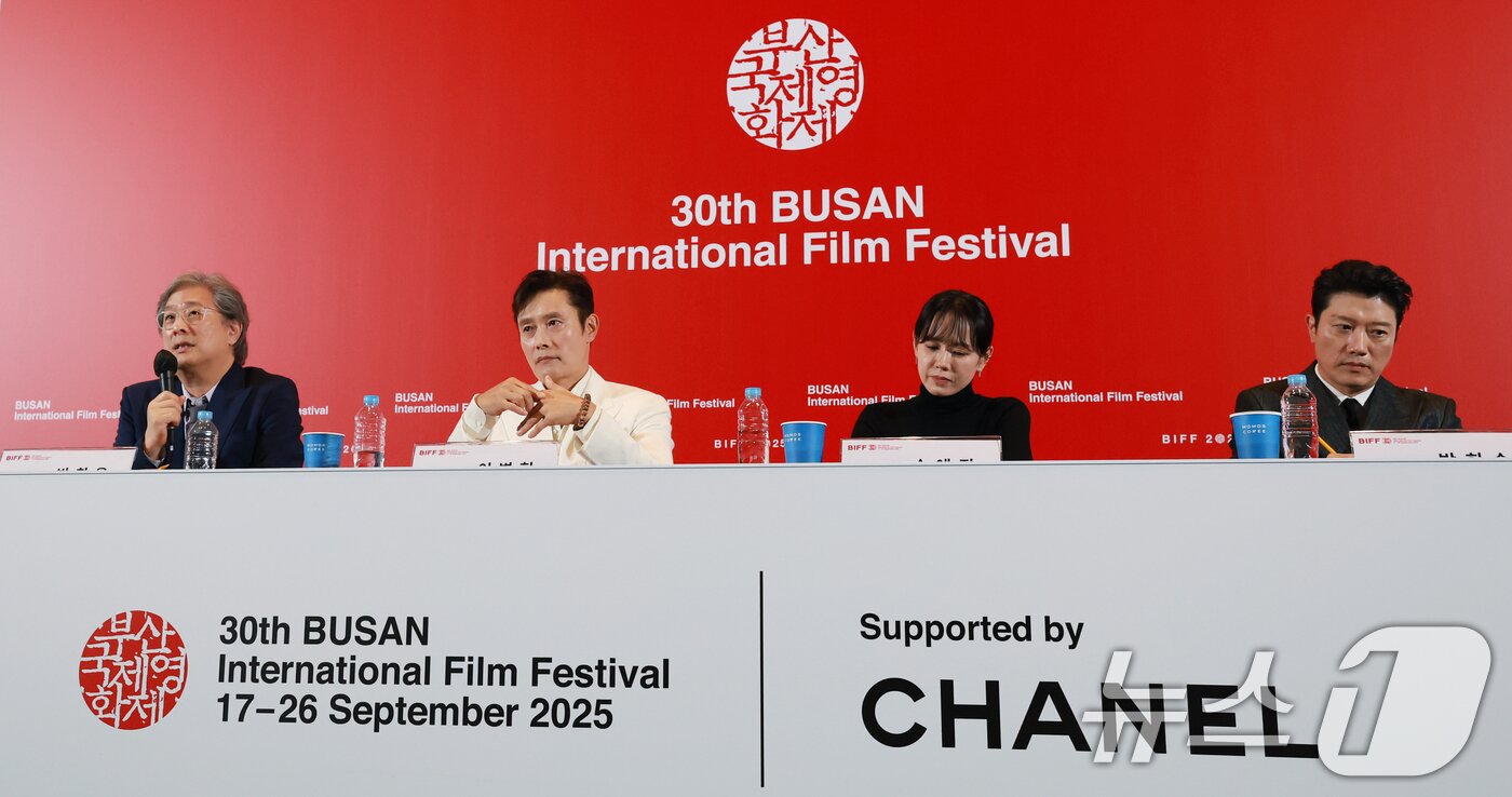 본문 이미지 - 박찬욱 감독(왼쪽)이 17일 부산 해운대구 영화의전당 중극장에서 열린 제30회 부산국제영화제(BIFF) 개막작 ‘여쩔수가없다’ 기자간담회에 참석해 취재진 질문에 답하고 있다. ‘어쩔수가없다'는 '다 이루었다'고 느낄 만큼 삶이 만족스러웠던 회사원 만수(이병헌 분)가 덜컥 해고된 후, 아내와 두 자식을 지키기 위해 어렵게 장만한 집을 지켜내기 위해 재취업을 향한 자신만의 전쟁을 준비하며 벌어지는 이야기를 그렸다. 2025.9.17/뉴스1 ⓒ News1 권현진 기자