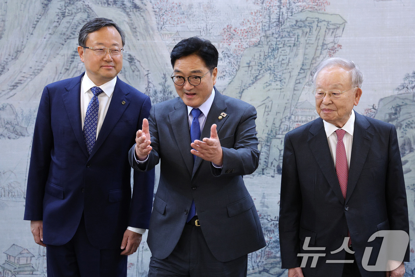 (서울=뉴스1) 신웅수 기자 = 우원식 국회의장(가운데)이 17일 오후 서울 여의도 국회에서 한중경영자회의 참석차 방한한 중국 기업인들을 만나 자리를 안내하고 있다.왼쪽부터 장후이 …