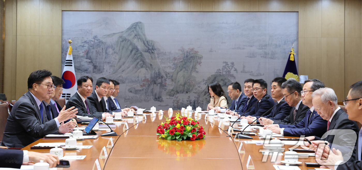 (서울=뉴스1) 신웅수 기자 = 우원식 국회의장이 17일 오후 서울 여의도 국회에서 한중경영자회의 참석차 방한한 중국 기업인들을 접견하고 있다. 2025.9.17/뉴스1