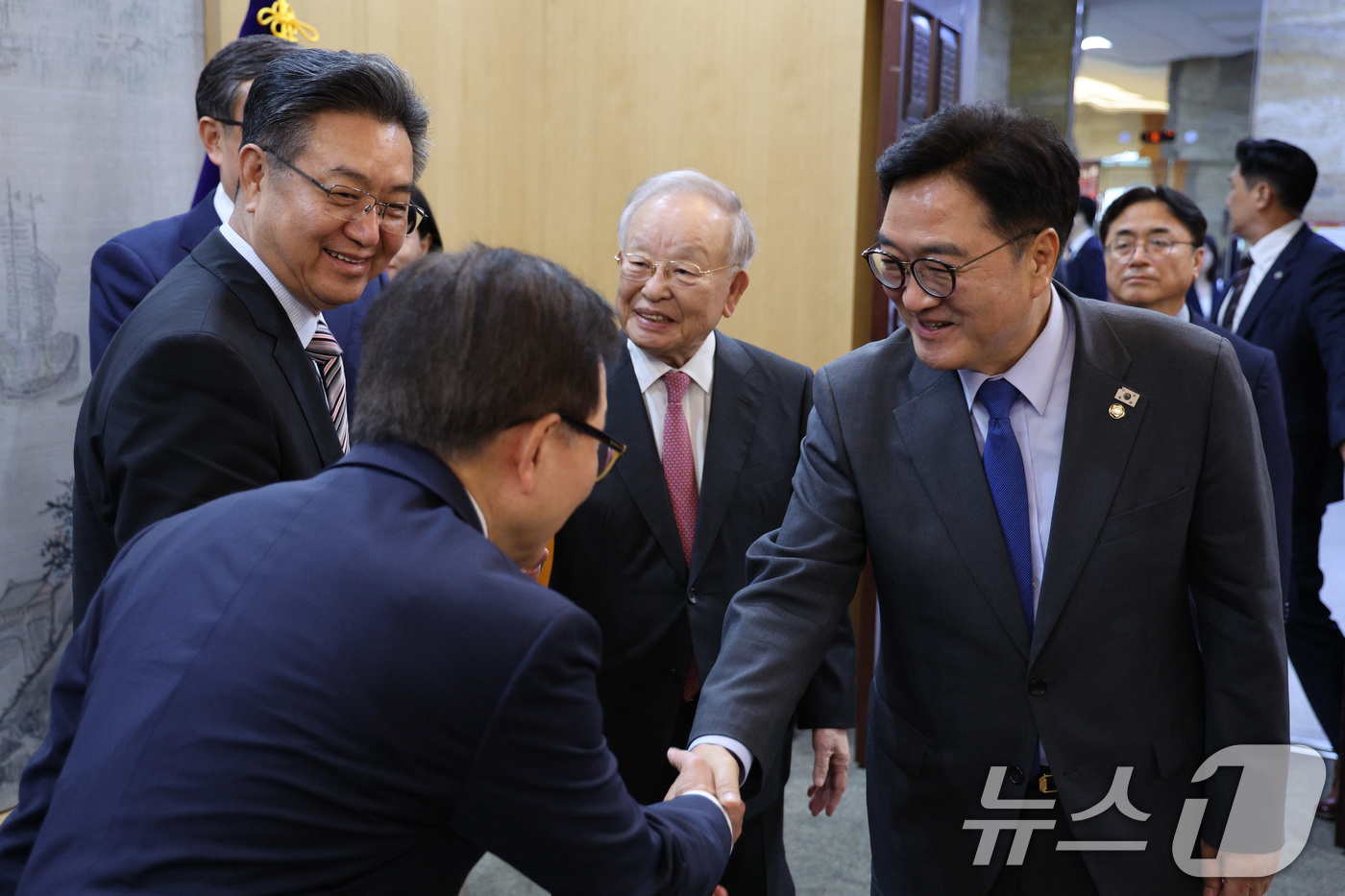 (서울=뉴스1) 신웅수 기자 = 우원식 국회의장(오른쪽)이 17일 오후 서울 여의도 국회에서 한중경영자회의 참석차 방한한 중국 기업인들을 접견하고 있다.가운데는 손경식 한국경영자총 …