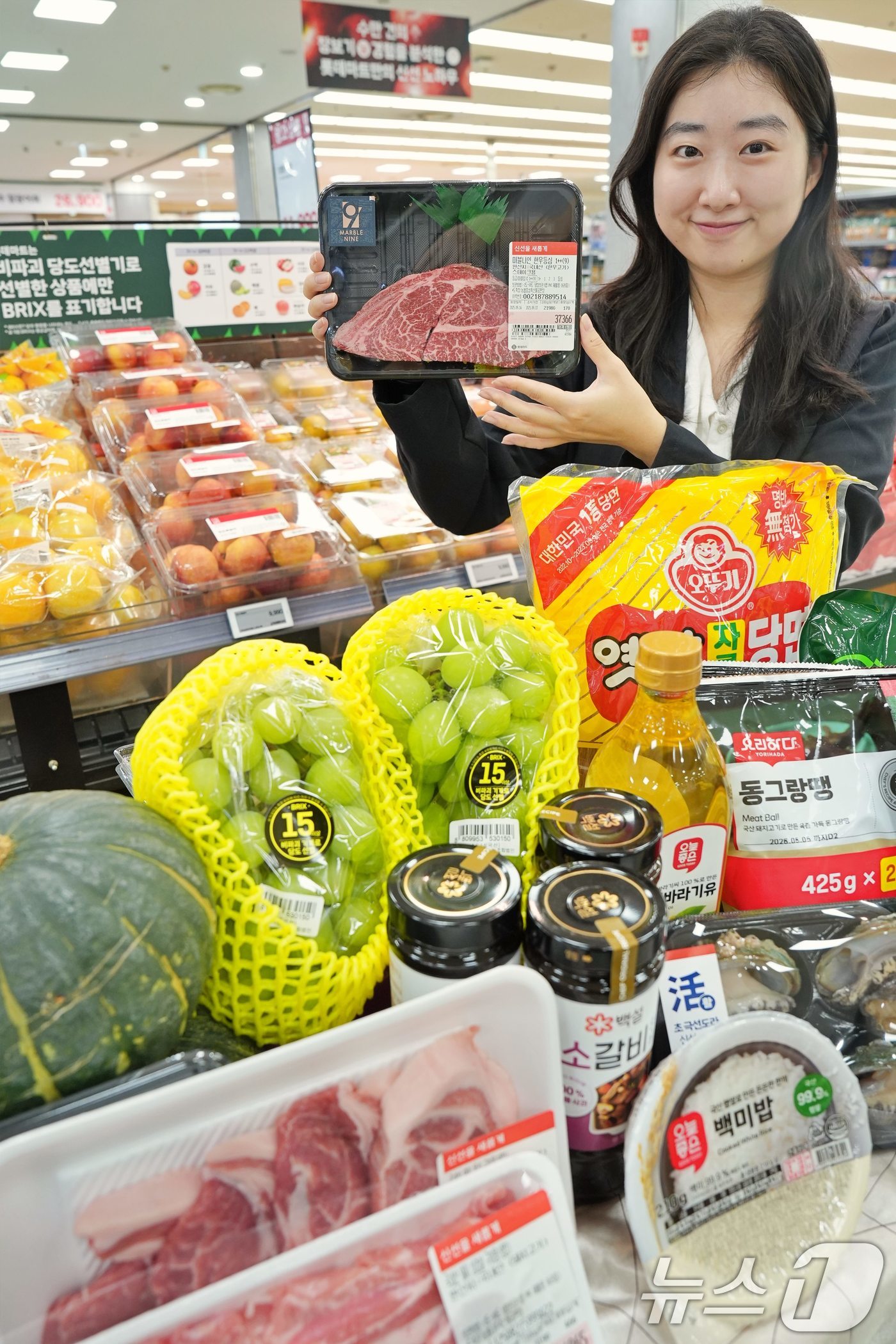 (서울=뉴스1) = 롯데마트는 오는 18일부터 일주일간 추석 밥상 물가 잡는 '초절약 쇼핑대전'을 진행한다고 밝혔다.17일 서울 중구 롯데마트 제타플렉스 서울역점에서 직원이 초절약 …