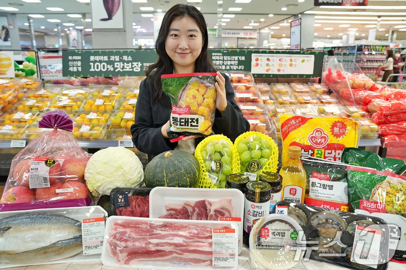 (서울=뉴스1) = 롯데마트는 오는 18일부터 일주일간 추석 밥상 물가 잡는 '초절약 쇼핑대전'을 진행한다고 밝혔다.17일 서울 중구 롯데마트 제타플렉스 서울역점에서 직원이 초절약 …