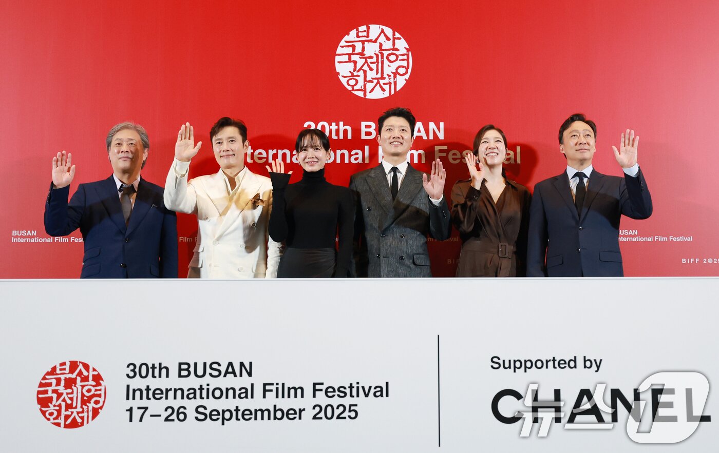 본문 이미지 - 박찬욱 감독(왼쪽부터)과 배우 이병헌, 손예진, 박희순, 염혜란, 이성민이 17일 부산 해운대구 영화의전당 중극장에서 열린 제30회 부산국제영화제(BIFF) 개막작 ‘여쩔수가없다’기자간담회에 참석해 포즈를 취하고 있다. ‘어쩔수가없다'는 '다 이루었다'고 느낄 만큼 삶이 만족스러웠던 회사원 만수(이병헌 분)가 덜컥 해고된 후, 아내와 두 자식을 지키기 위해 어렵게 장만한 집을 지켜내기 위해 재취업을 향한 자신만의 전쟁을 준비하며 벌어지는 이야기를 그렸다. 2025.9.17/뉴스1 ⓒ News1 권현진 기자