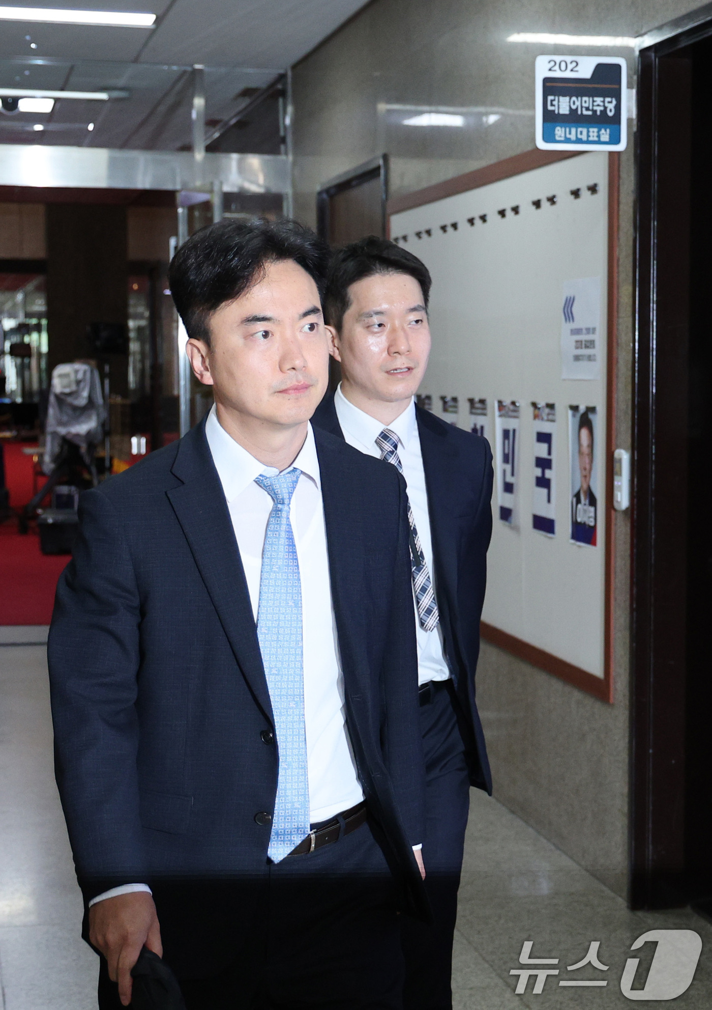 (서울=뉴스1) 신웅수 기자 = 내란 특검팀(특별검사 조은석) 수사관들이 17일 오후 김병기 더불어민주당 원내대표에 대한 참고인 조사를 하기 위해 서울 여의도 국회 민주당 원내대표 …