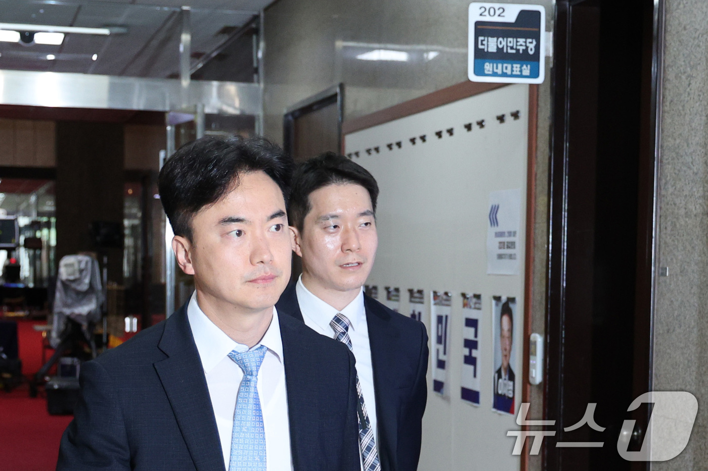 (서울=뉴스1) 신웅수 기자 = 내란 특검팀(특별검사 조은석) 수사관들이 17일 오후 김병기 더불어민주당 원내대표에 대한 참고인 조사를 하기 위해 서울 여의도 국회 민주당 원내대표 …