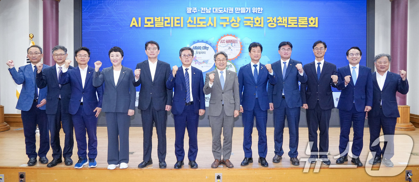 (광주=뉴스1) 박준배 기자 = 강기정 광주시장이 17일 오전 서울 여의도 국회의원회관 제1소회의실에서 열린 'AI모빌리티 신도시 구상 국회 정책토론회'에 참석해 박균택·안도걸·전 …