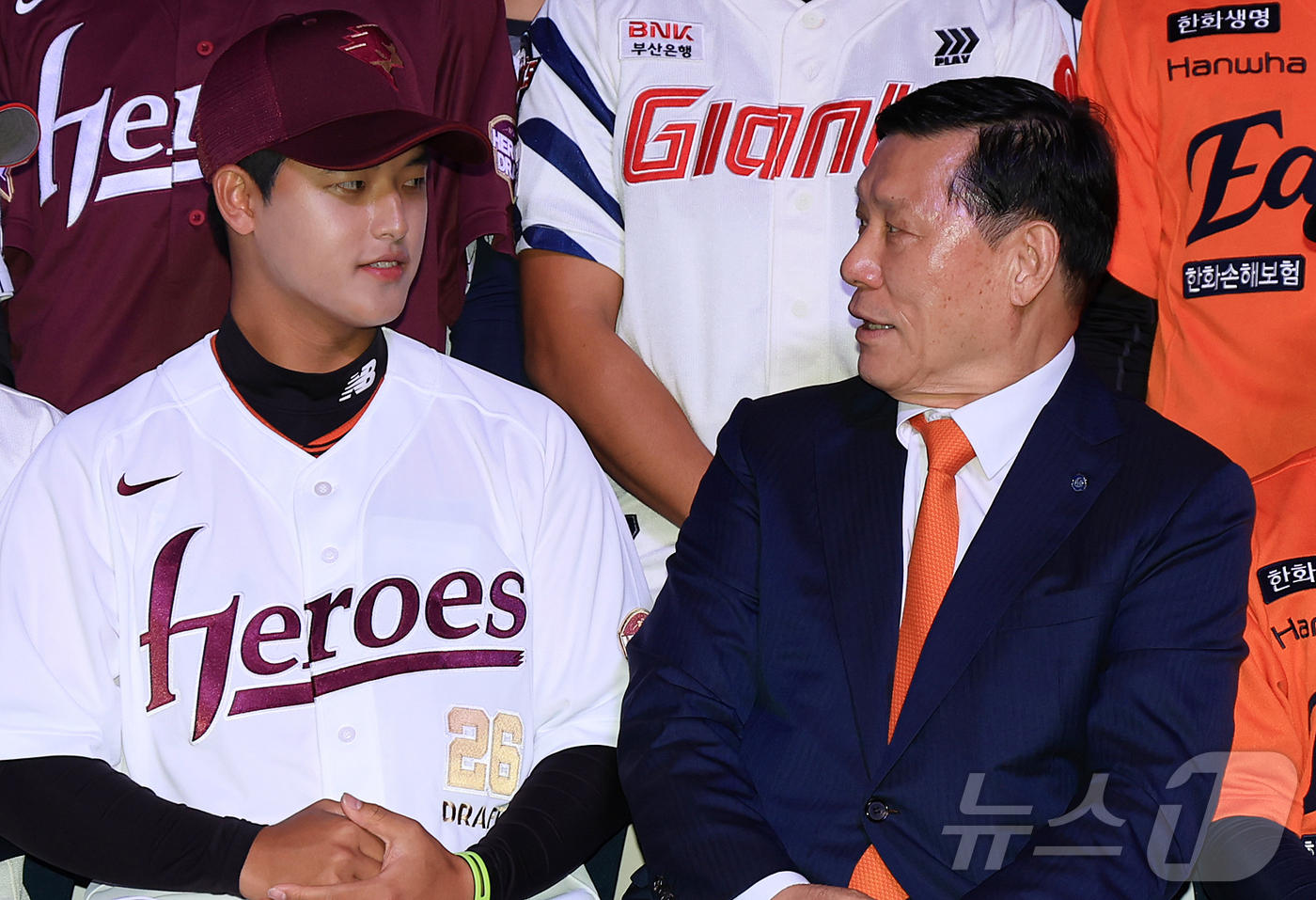 (서울=뉴스1) 김진환 기자 = 17일 오후 서울 송파구 롯데호텔 월드에서 열린 ‘2026 KBO 신인 드래프트’에서 허구연 KBO 총재가 1라운드 1순위에 키움 히어로즈로 지명된 …