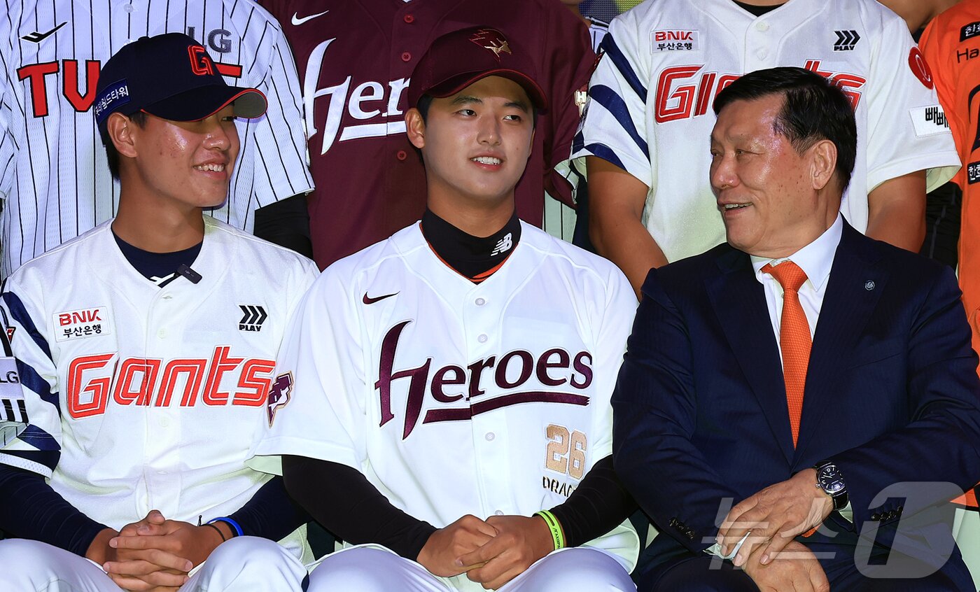 본문 이미지 - 17일 오후 서울 송파구 롯데호텔 월드에서 열린 ‘2026 KBO 신인 드래프트’에서 허구연 KBO 총재가 1라운드 1순위에 키움 히어로즈로 지명된 박준현, 4순위로 롯데 자이언츠에 지명된 신동건과 대화를 나누고 있다. 2025.9.17/뉴스1 ⓒ News1 김진환 기자