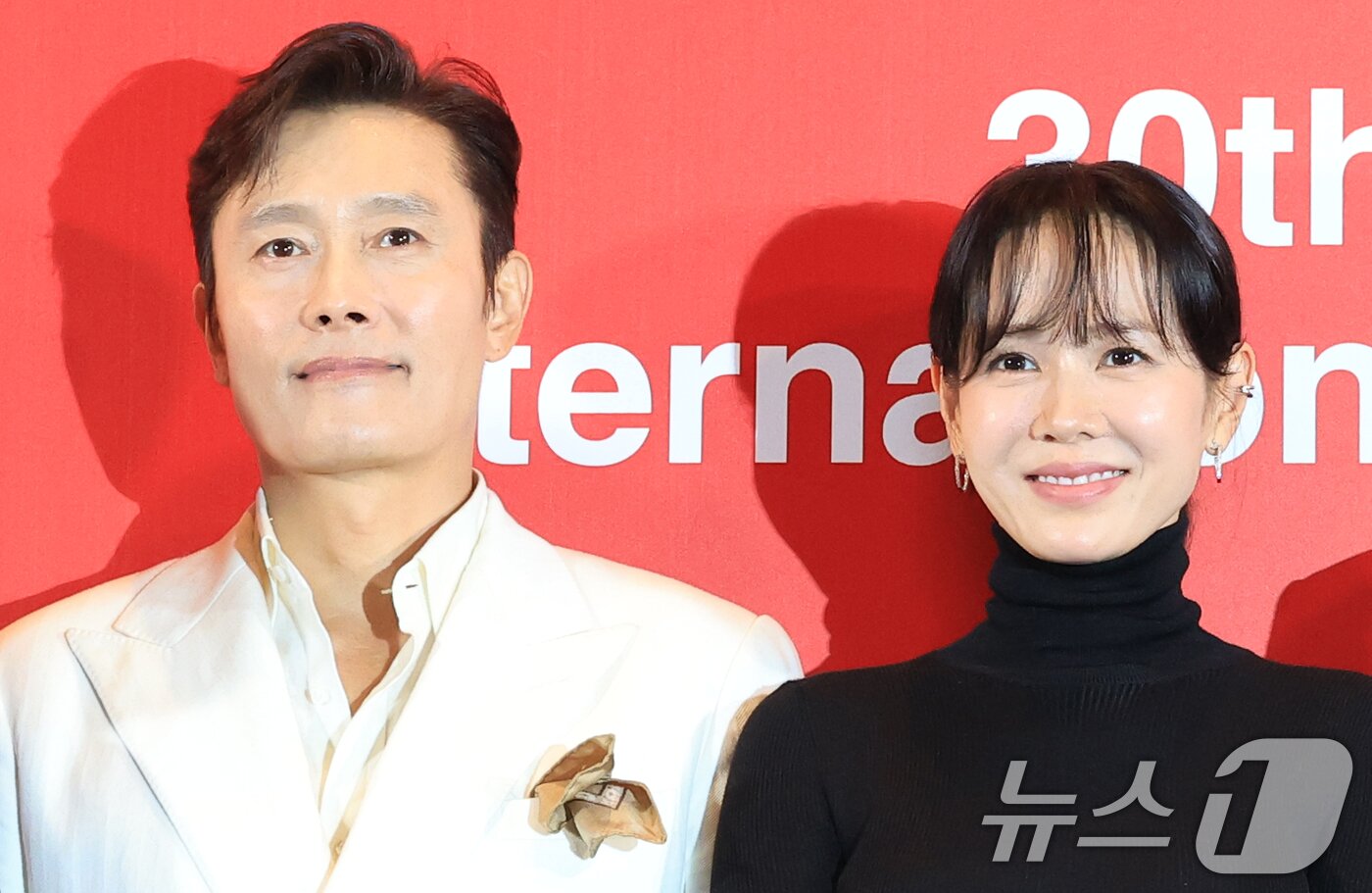 본문 이미지 - 배우 이병헌과 손예진(오른쪽)이 17일 부산 해운대구 영화의전당 중극장에서 열린 제30회 부산국제영화제(BIFF) 개막작 ‘여쩔수가없다’기자간담회에 참석해 포즈를 취하고 있다. ‘어쩔수가없다'는 '다 이루었다'고 느낄 만큼 삶이 만족스러웠던 회사원 만수(이병헌 분)가 덜컥 해고된 후, 아내와 두 자식을 지키기 위해 어렵게 장만한 집을 지켜내기 위해 재취업을 향한 자신만의 전쟁을 준비하며 벌어지는 이야기를 그렸다. 2025.9.17/뉴스1 ⓒ News1 권현진 기자