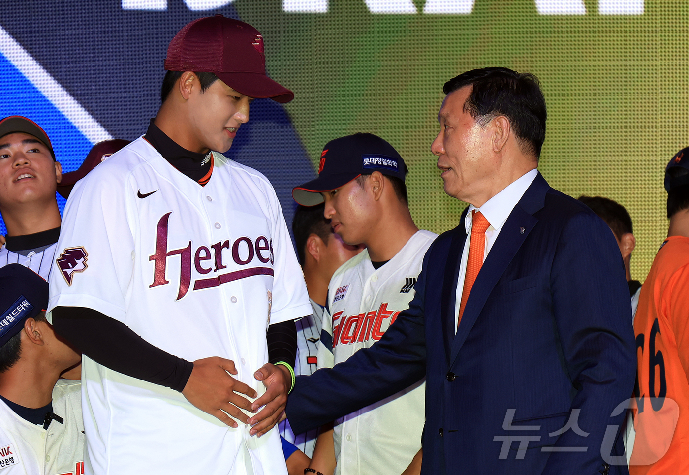 (서울=뉴스1) 김진환 기자 = 17일 오후 서울 송파구 롯데호텔 월드에서 열린 ‘2026 KBO 신인 드래프트’에서 허구연 KBO 총재가 1라운드 1순위에 키움 히어로즈로 지명된 …