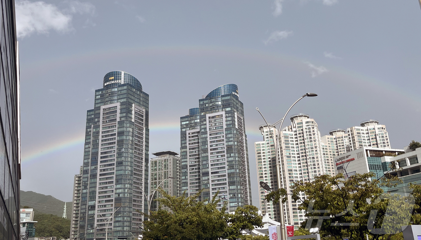 (부산=뉴스1) 장광일 기자 = 17일 오후 부산 해운대구 영화의전당 인근 상공에 쌍무지개가 떠 있다. 2025.9.17/뉴스1