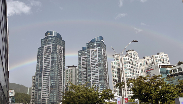 부산 영화의전당 인근 상공 위로 뜬 쌍무지개