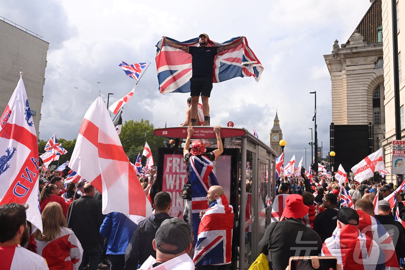 본문 이미지 - 영국 런던 도심의 반이민 극우 집회. 2025.09.13 ⓒ 로이터=뉴스1 ⓒ News1 이지예 객원기자